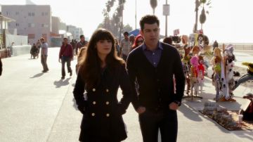El abrigo azul marino de Jess Jessica Day (Zooey Deschanel) en New girl S01E16