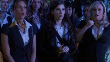La chemise blanche de Beca Mitchell (Anna Kendrick) dans Pitch Perfect 3