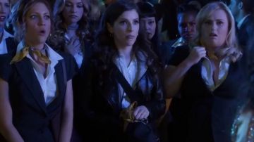 La chemise sans manche Ann Taylor de Beca Mitchell (Anna Kendrick) dans Pitch Perfect 3