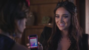 The black crown of Emily Fields (Shay Mitchel) in Pretty Little Liars S06E09