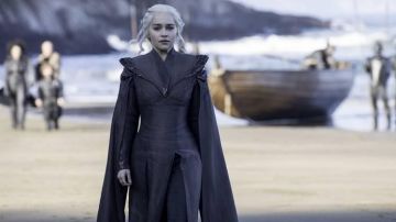 Le costume noir de Daenerys Targaryen (Emilia Clarke) dans Juego de Tronos S07E01