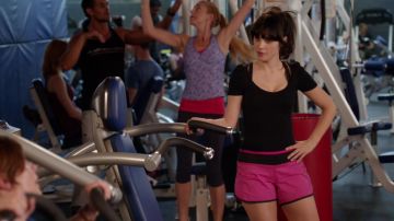 Le short de sport rose de Jess Jessica Day (Zooey Deschanel) dans New girl S01E22