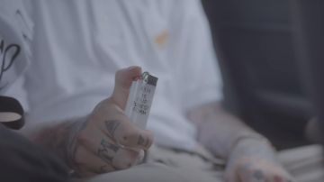 Le briquet Ash es nuestra forma más pura de Lil Peep dans son clip Awful Things
