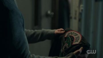 La veste en cuir de Jughead Jones (Cole Sprouse) dans Riverdale Saison 1 Episode 13