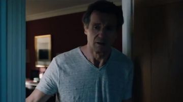The gray t-shirt V-neck Michael Woolrich (Liam Neeson) in The Passenger