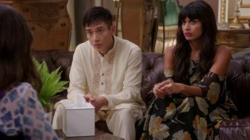 El vestido largo negro con estampado floral Asos de Tahani Al Jamil (Jameela Jamil) en The Good Place S02E05