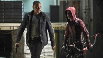 Chaqueta roja con capucha usada por Roy Harper / Arsenal (Colton Haynes) como se ve en Arrow S03E10