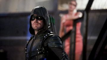 Chandail à capuchon de Veste en Cuir portés par Oliver Queen / Green Arrow (Stephen Amell) comme on le voit en Flèche S05E02