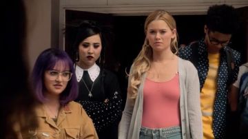 Le body rose Urban Outfitters de Karolina Dean (Virginia Gardner) dans Marvel's Runaways S01E09