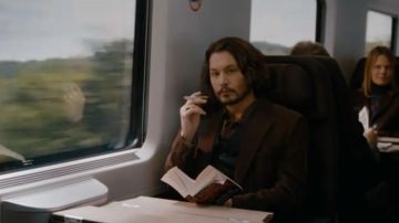 The e-cigarette Frank Tupelo (Johnny Depp) in The Tourist