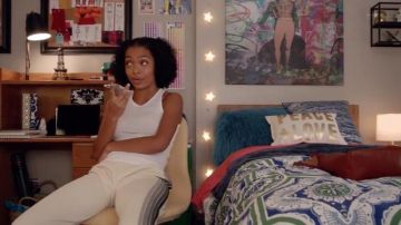The jogging pants AV Zoey Johnson (Yara Shahidi) in Grown-ish S01E01