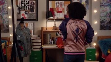 La vester bomber Opening Ceremony de Zoey Johnson (Yara Shahidi) dans Grown-ish S01E01