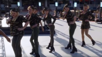 Las botas Bellas' Report Signature durante su actuación frente al ejército en Pitch Perfect 3
