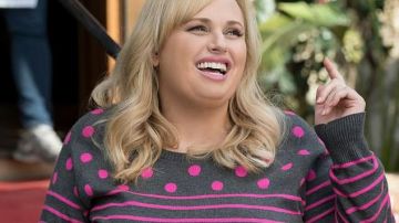 Suéter de lunares rosas de Fat Amy (Rebel Wilson) en Pitch Perfect 3