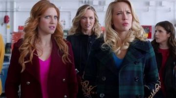 The sweater pink cashmere Chloe (Brittany Snow) in Pitch Perfect 3
