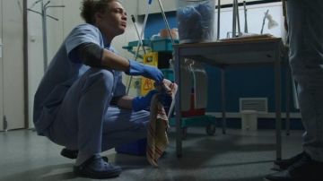 Les chaussures Crocs classic marine de Baptiste (Bryan Trésor) dans Plus belle la vie S14E3442