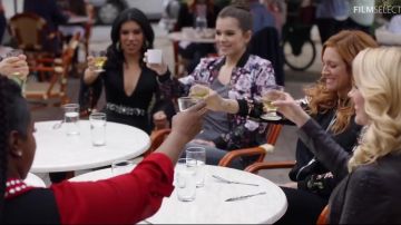 El vestido de semilla de mostaza en encaje Flo (Chrissie Fit) en Pitch Perfect 3