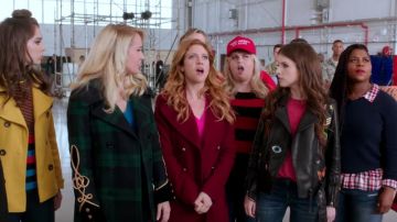 The coat BCBGeneration burgundy Chloe (Brittany Snow) in Pitch Perfect 3