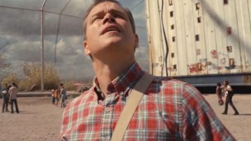 Camisa roja a cuadros de Paul Safranek (Matt Damon) en Downsizing