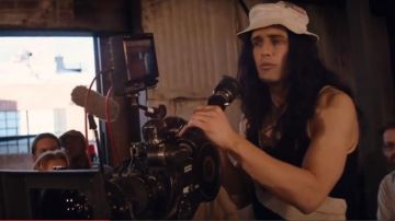 Le bob blanc drapeau américain de Tommy Wiseau (James Franco) dans The Disaster Artist