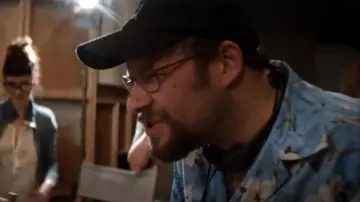 La chemise à fleurs bleue de Sandy Schklair (Seth Rogen) dans The Disaster Artist