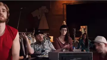 La chemise bleue style hawaïenne de Sandy Schklair (Seth Rogen) dans The Disaster Artist