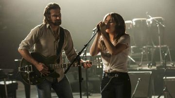 La chemise beige de Jackson Maine (Bradley Cooper) dans A star is born