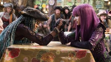 En cuir Violet Veste portée par le Mal (Dove Cameron) comme on le voit dans les Descendants 2