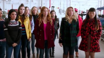 Falda J Crew de Lilly (Hana Mae Lee) en Pitch Perfect 3
