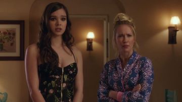 Vestido floral de Emily (Hailee Steinfeld) en Pitch Perfect 3