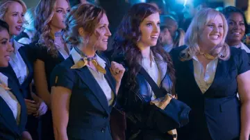 La chemise Ann Taylor des Bellas dans Pitch Perfect 3