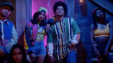 The bomber Moschino of Carbi B in the clip Finesse featuring Bruno Mars