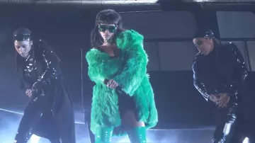 El abrigo de piel verde de Rihanna en Bitch Better Have My Money en vivo en los iHeartRadio Music Awards 2015