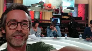 Las gafas Oliver Peoples de Yann Barthès en Quotidien en TMC