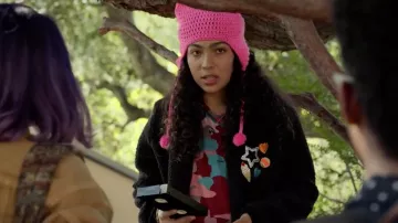 The collar cat with tongue rainbow-Molly Hernandez (Allegra Acosta) in Marvel's Runaways S01E09