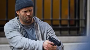 The sweatshirt hoody grey Luke Wright (Jason Statham) in Safe