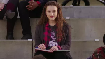 Camisa roja a cuadros de Hannah Baker (Katherine Langford) en 13 Reasons Why S01E02
