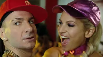 La casquette rose d'Athena Novotel (Isabelle Funaro) dans Fatal Bazooka