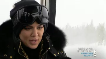 The ski goggles Anon of Khloe Kardashian in The incredible family Kardashian S12E08