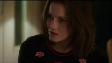 Le pull à motif bouches de Charlotte (Margot Bancilhon) dans La monnaie de leur pièce