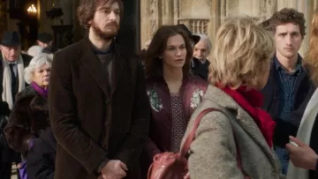La veste bomber bordeaux tigre de Charlotte (Margot Bancilhon) dans La monnaie de leur pièce