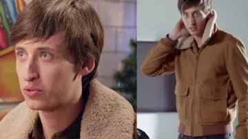 La chaqueta de aviador camello con cuello de oveja desmontable de Ben Sotto (Nicolas Lancelin) en Tomorrow nos pertenece S01E124