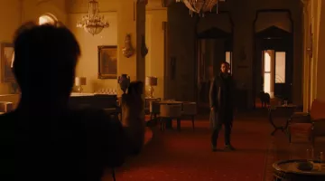 The coat collar fleeced of K (Ryan Gosling) in Blade Runner 2049