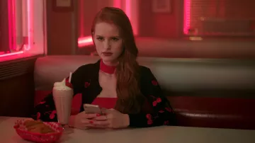 Le cardigan à cerises de Cheryl Blossom (Madelaine Petsch) dans Riverdale S02E03