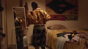 Le jogging Watu La Raw d'Issa Dee (Issa Rae) dans Insecure S02E01