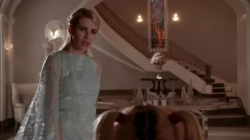 La túnica cape Christian Siriano de Chanel Oberlin (Emma Roberts) dans Scream Queens S01E13
