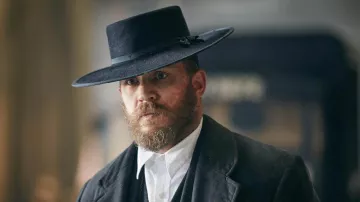 The hat of Alfie Solomons (Tom Hardy) in Peaky Blinders S04E01