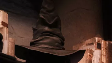 The replica of the sorting hat magic of Harry Potter (Daniel Radcliffe) in Harry Potter and the chamber of secrets