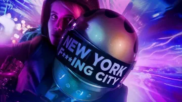 L'autocollant NEW YORK F***ING CITY du casque de Ian (Dave Franco) dans Nerve.