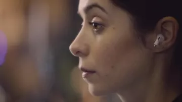 The wireless headphones for Nanette Cole (Cristin Milioti) in Black Mirror S04E01